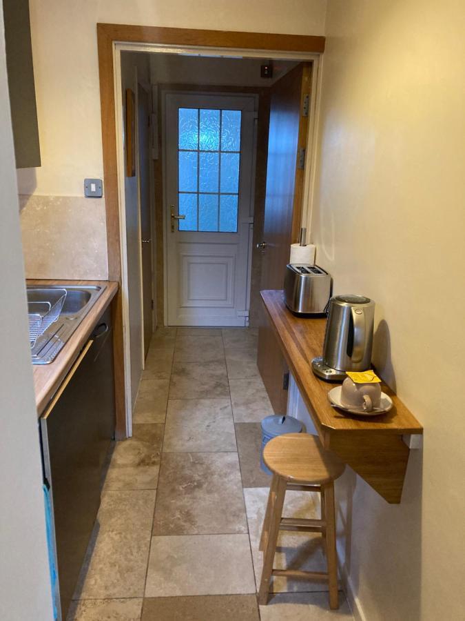 Апартаменти Double Bed Self Contained Annexe 14B Is To The Right Of The Main House Солсбері Екстер'єр фото