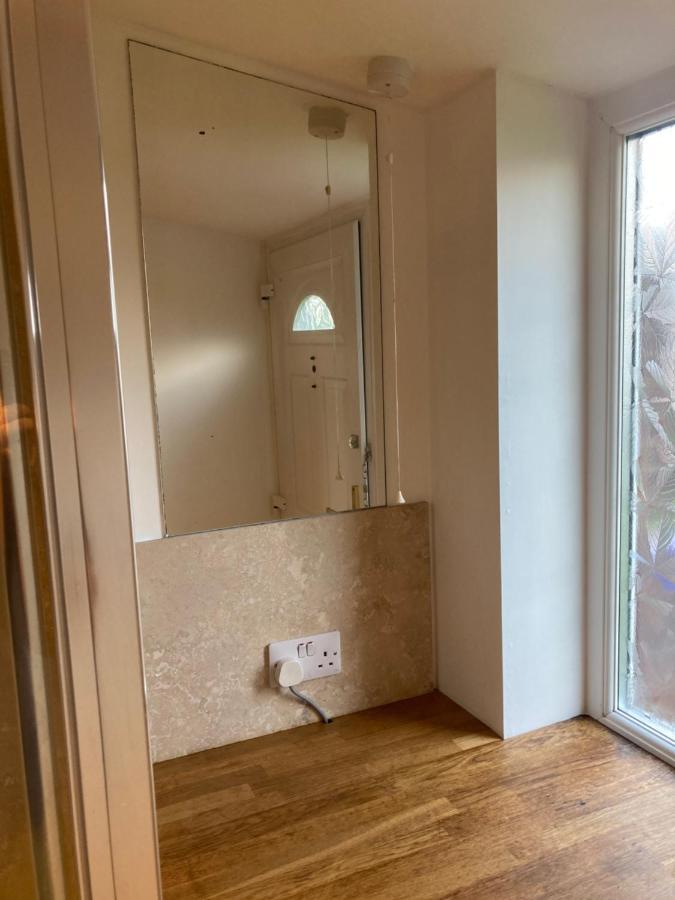 Апартаменти Double Bed Self Contained Annexe 14B Is To The Right Of The Main House Солсбері Екстер'єр фото