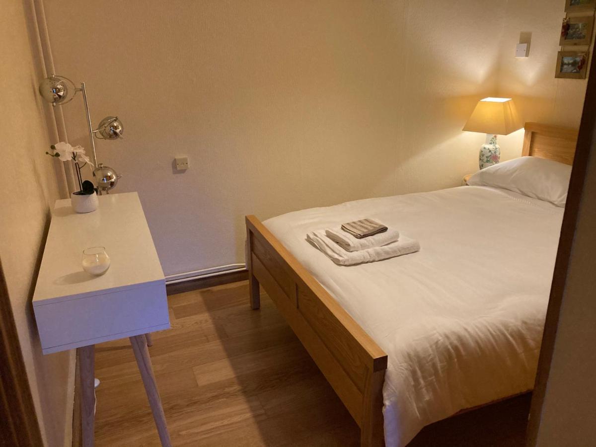 Апартаменти Double Bed Self Contained Annexe 14B Is To The Right Of The Main House Солсбері Екстер'єр фото